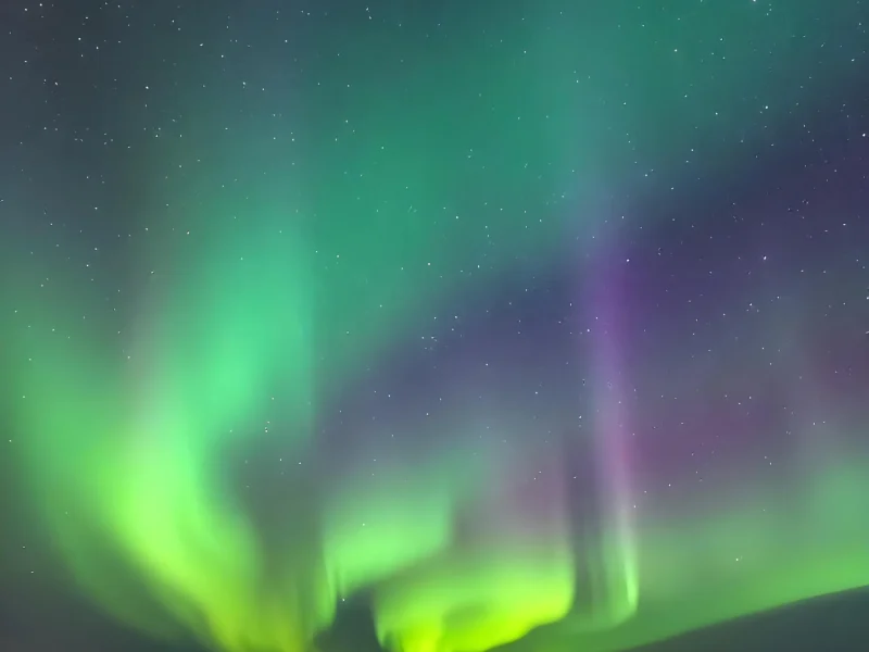pikaso_texttoimage_a-beautiful-sky-of-aurora-lighting-with-vibrant-gr-scaled.webp